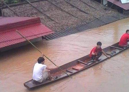 Thanh Hóa: Nhà dân chìm trong nước lũ