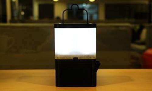 Đèn LED sáng suốt 8 tiếng nhờ một cốc nước muối