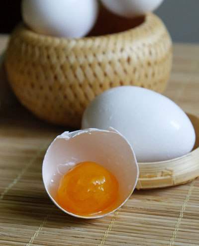 Học cách làm trứng vịt muối tại nhà cực dễ và ngon 7