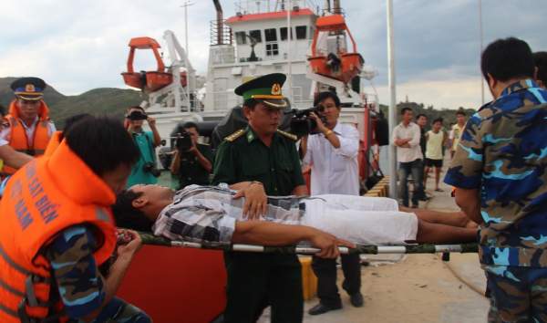 Tàu cảnh sát biển cứu ngư dân bị thương trên biển