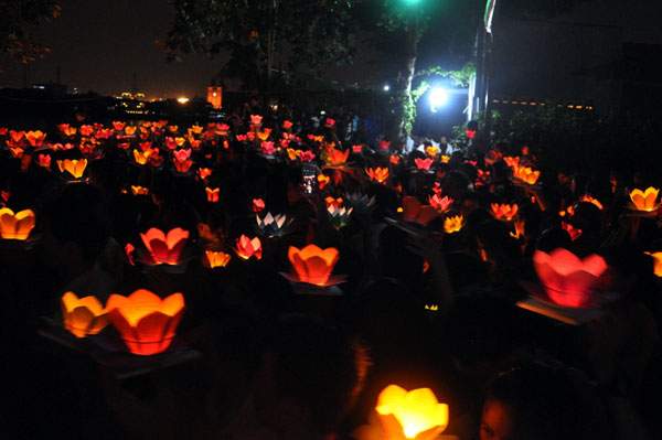 Sông Sài Gòn rực sáng ánh hoa đăng trong lễ Vu Lan 8