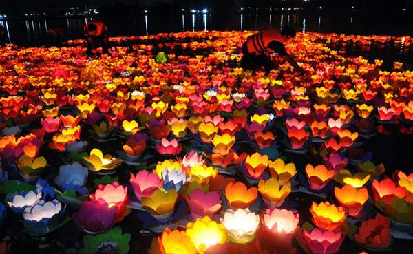 Sông Sài Gòn rực sáng ánh hoa đăng trong lễ Vu Lan 12