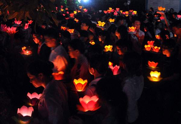 Sông Sài Gòn rực sáng ánh hoa đăng trong lễ Vu Lan 7