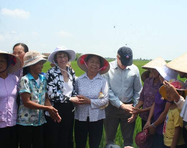 Quan chức Mỹ ra đồng trò chuyện cùng nông dân Nam Định 11