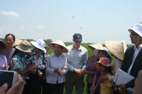 Quan chức Mỹ ra đồng trò chuyện cùng nông dân Nam Định 12