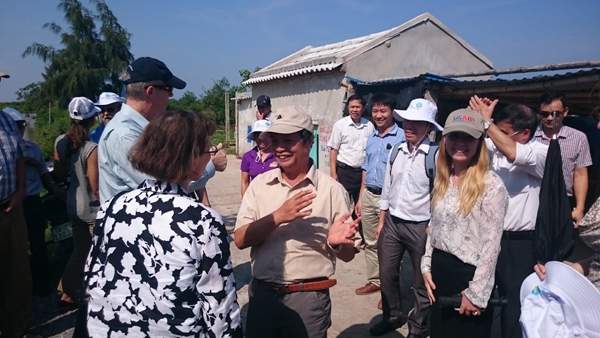 Quan chức Mỹ ra đồng trò chuyện cùng nông dân Nam Định 13