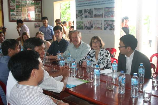 Quan chức Mỹ ra đồng trò chuyện cùng nông dân Nam Định