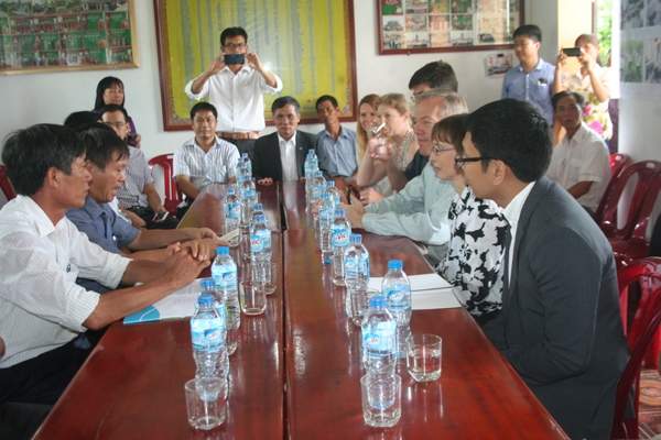 Quan chức Mỹ ra đồng trò chuyện cùng nông dân Nam Định 2