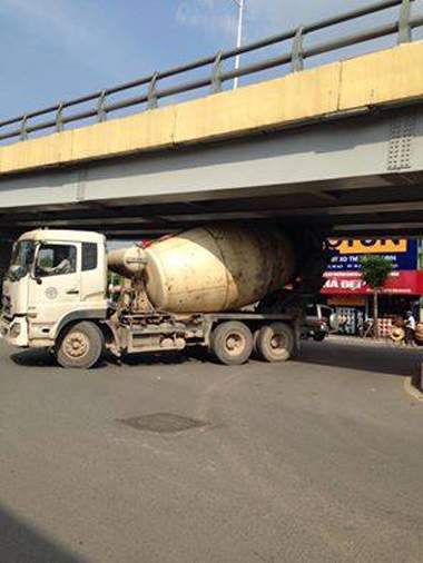 Hà Nội: Xe bồn bê tông mắc kẹt tại gầm cầu vượt Lê Văn Lương