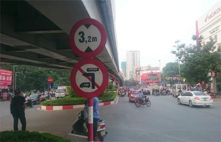 Hà Nội: Xe bồn bê tông mắc kẹt tại gầm cầu vượt Lê Văn Lương 4
