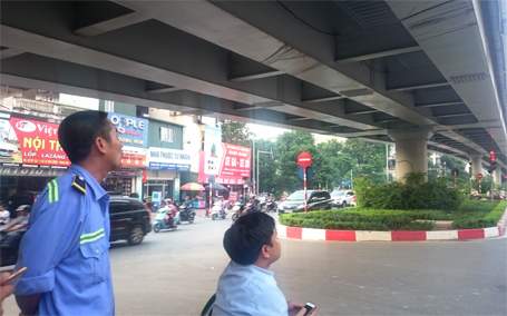 Hà Nội: Xe bồn bê tông mắc kẹt tại gầm cầu vượt Lê Văn Lương 3