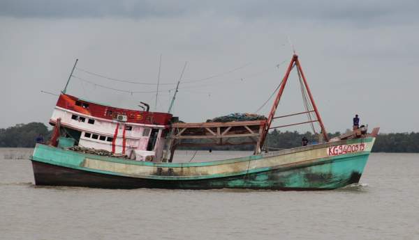 Một tàu bị khống chế đưa về vùng biển Thái Lan, ngư dân bị đánh, cướp