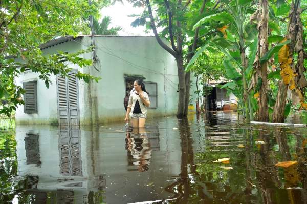 Trận mưa kỷ lục ở TPHCM: Sau 1 tuần nước vẫn bủa vây nhà dân