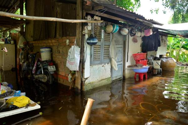Trận mưa kỷ lục ở TPHCM: Sau 1 tuần nước vẫn bủa vây nhà dân 4