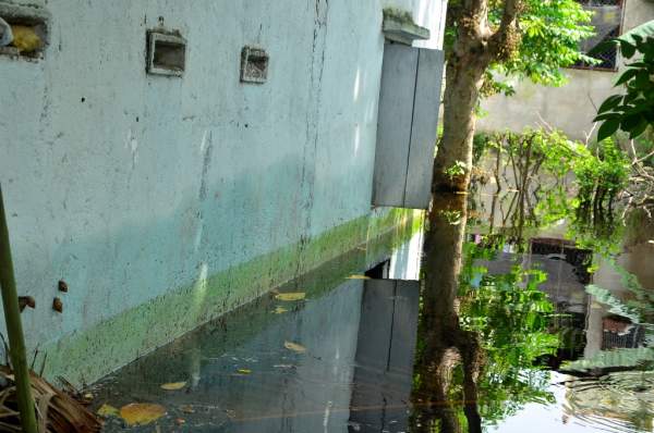 Trận mưa kỷ lục ở TPHCM: Sau 1 tuần nước vẫn bủa vây nhà dân 9