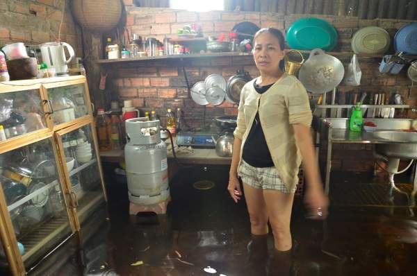Trận mưa kỷ lục ở TPHCM: Sau 1 tuần nước vẫn bủa vây nhà dân 6