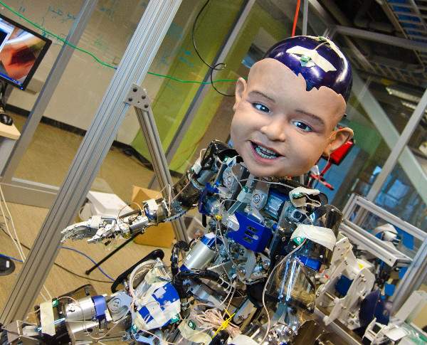 Dùng robot để nghiên cứu hành vi giao tiếp thông minh của trẻ sơ sinh