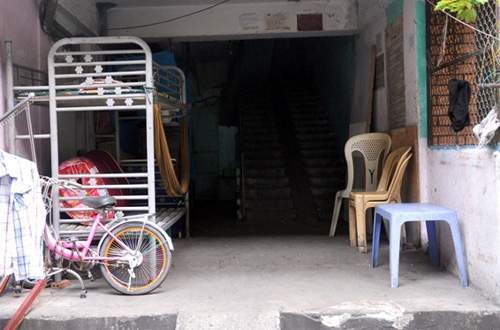 Họp chợ sầm uất ngay giữa hành lang chung cư ở Sài Gòn 7
