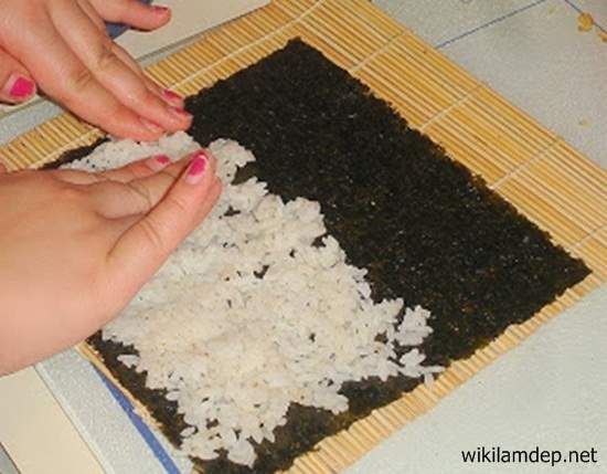 Cách làm cơm cuộn rong biển ngon ăn cả năm không chán 6