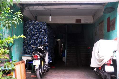 Họp chợ sầm uất ngay giữa hành lang chung cư ở Sài Gòn 6