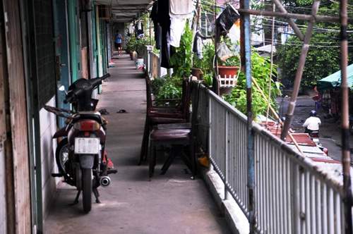 Họp chợ sầm uất ngay giữa hành lang chung cư ở Sài Gòn 5