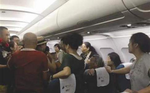 Hành khách Trung Quốc bị đuổi khỏi máy bay vì ẩu đả