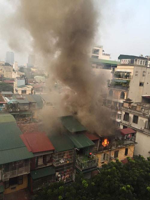 Hà Nội: Sau tiếng nổ lớn, khu tập thể cháy ngùn ngụt