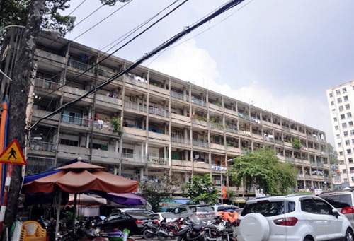 Họp chợ sầm uất ngay giữa hành lang chung cư ở Sài Gòn 4