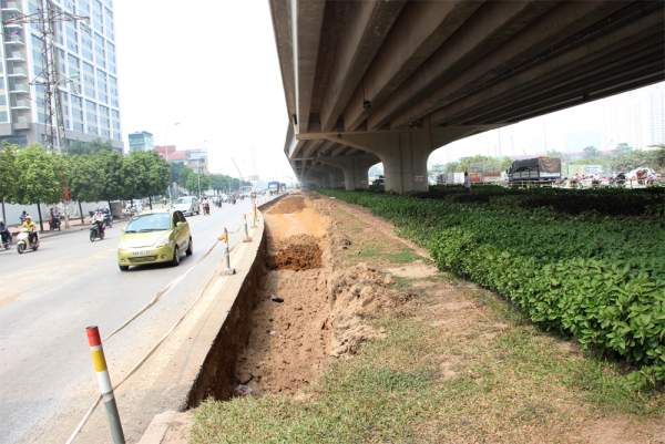 Hà Nội: Xén hàng trăm mét thảm cỏ xanh để giảm ùn tắc giao thông 4