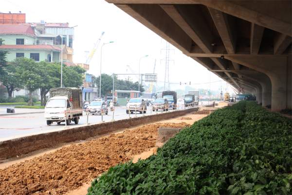 Hà Nội: Xén hàng trăm mét thảm cỏ xanh để giảm ùn tắc giao thông 5