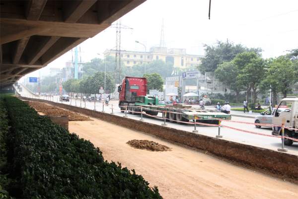 Hà Nội: Xén hàng trăm mét thảm cỏ xanh để giảm ùn tắc giao thông 7