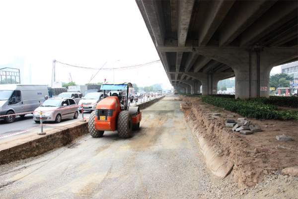 Hà Nội: Xén hàng trăm mét thảm cỏ xanh để giảm ùn tắc giao thông 2