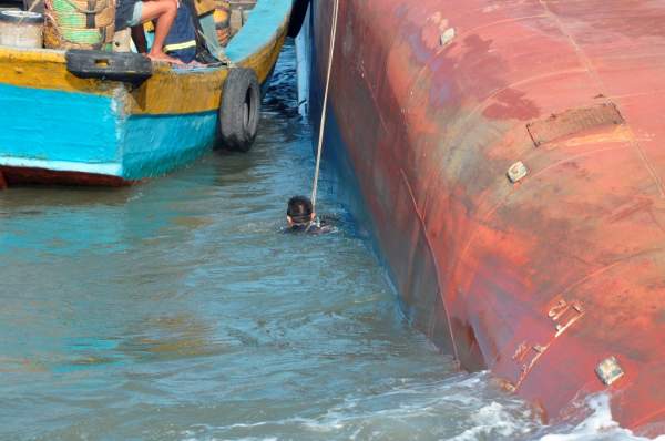 Chùm ảnh lực lượng cứu hộ xẻ tàu tìm kiếm 4 thuyền viên mất tích trên sông Soài Rạp 8
