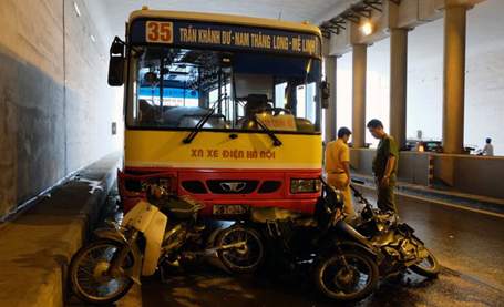 Hà Nội: Xe buýt tông hàng loạt xe máy trong hầm Kim Liên