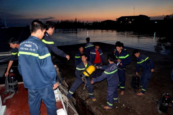 Chùm ảnh lực lượng cứu hộ xẻ tàu tìm kiếm 4 thuyền viên mất tích trên sông Soài Rạp