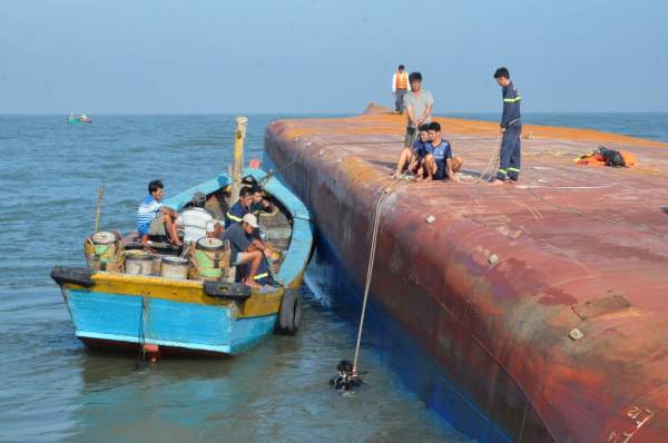 Chùm ảnh lực lượng cứu hộ xẻ tàu tìm kiếm 4 thuyền viên mất tích trên sông Soài Rạp 7