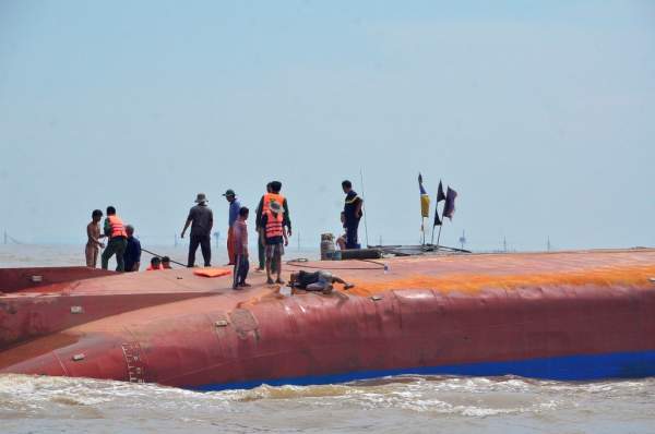 Chùm ảnh lực lượng cứu hộ xẻ tàu tìm kiếm 4 thuyền viên mất tích trên sông Soài Rạp 10