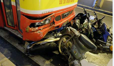 Hà Nội: Xe buýt tông hàng loạt xe máy trong hầm Kim Liên 2