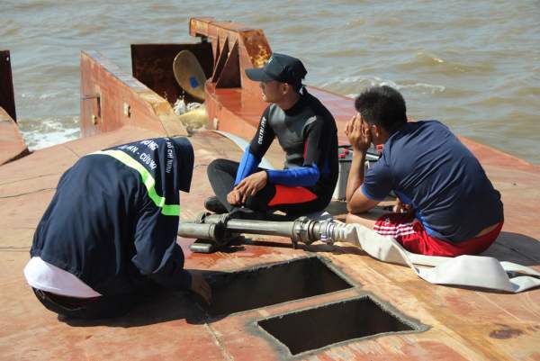 Chùm ảnh lực lượng cứu hộ xẻ tàu tìm kiếm 4 thuyền viên mất tích trên sông Soài Rạp 12