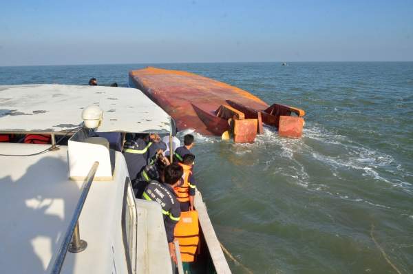 Chùm ảnh lực lượng cứu hộ xẻ tàu tìm kiếm 4 thuyền viên mất tích trên sông Soài Rạp 5