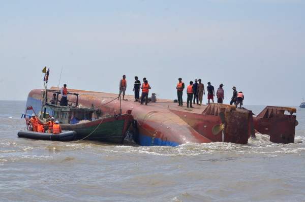 Vụ tàu bị lật úp trên sông Soài Rạp: Lời kể của nhóm thợ lặn biển giải cứu thuyền viên