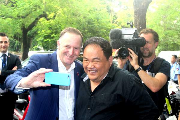 Thủ tướng New Zealand "trổ tài" làm phở cuốn ở Hà Nội