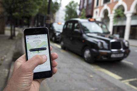 Taxi truyền thống bị "ám ảnh" vì cước giá rẻ của Grab, Uber 2