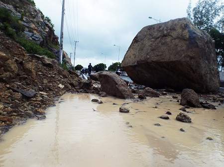 Phá đá chục tấn, “giải phóng” đại lộ đi sân bay Cam Ranh