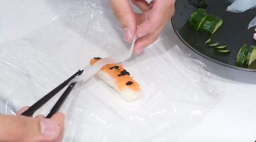 Các bước làm sushi hình con cá ngon - đẹp - lạ mắt 9