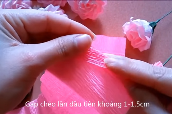 Chi tiết cách làm hoa hồng xoắn giấy "để ai cũng làm được" 2