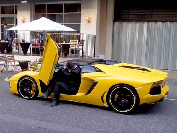 Vất vả vào Lamborghini Aventador vì quá cao