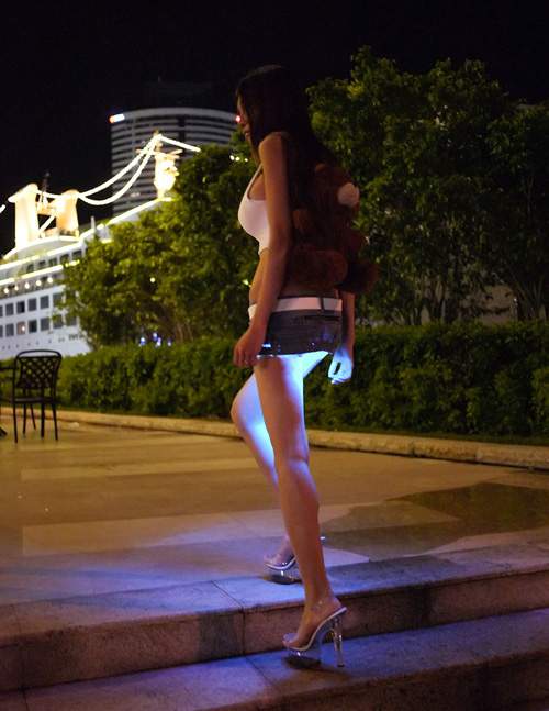Thiếu nữ Nhật rộ mốt lắp đèn vào váy ngắn để thêm sexy 9