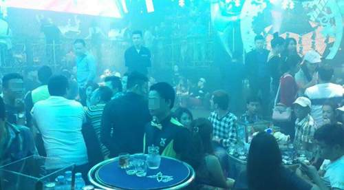 Dân chơi Sài Gòn nhét ma túy dưới ghế VIP quán bar