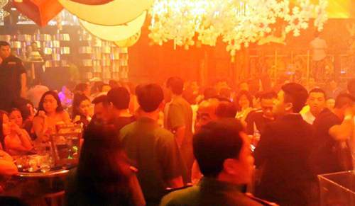 Dân chơi Sài Gòn nhét ma túy dưới ghế VIP quán bar 2
